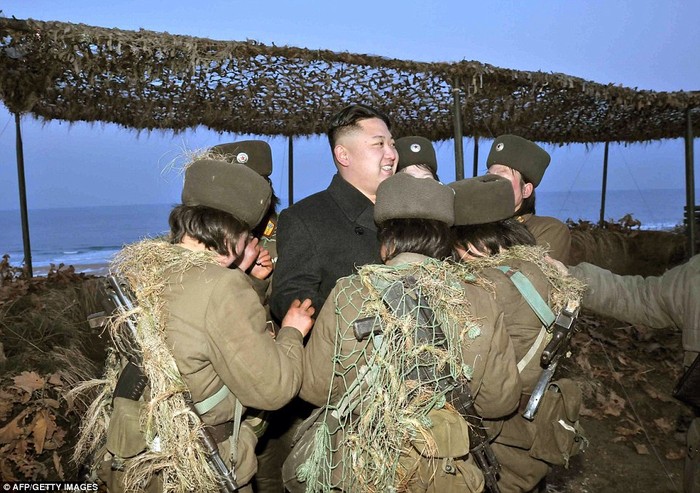 Các nữ binh sĩ điều khiển pháo binh Triều Tiên khóc khi được gặp nhà lãnh đạo Kim Jong-un.