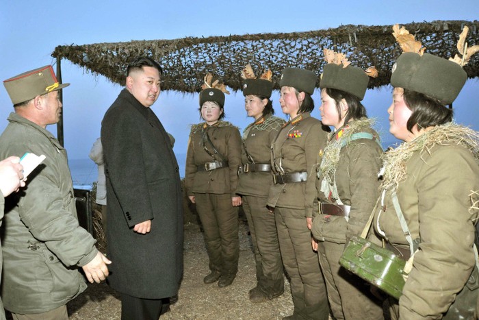 Ông Kim Jong-un hết lời khen ngợi các nữ binh sĩ sau cuộc tập trận.