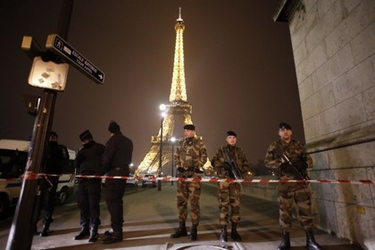 Cảnh sát Pháp kiểm soát các lối vào tháp Eiffel sau khi nhận được tuyên bố đe dọa đánh bom.