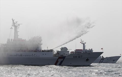 Tàu Cảnh sát biển Đài Loan diễn tập vòi rồng gần Cao Hùng