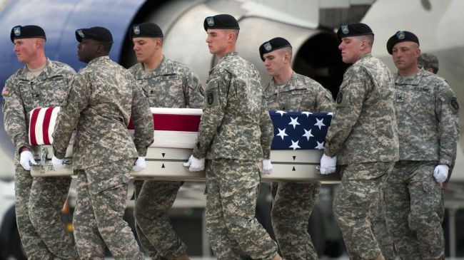 Quân đội Mỹ đưa thi hài của Trung sỹ Michael Cable về căn cứ không quân Dover, Delaware, vào ngày 28/3/2013.