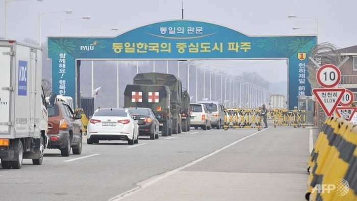 Dòng người và xe từ Hàn Quốc tới Kaesong đang chờ được phía Triều Tiên cấp phép.