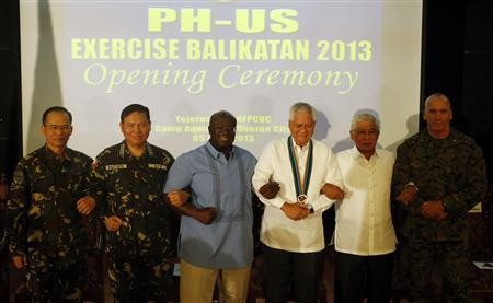 Ngoại trưởng Philippines Albert del Rosario (thứ 3 từ trái sang) và Đại sứ Mỹ tại Philippines Harry Thomas (thứ 3 từ phải sang) trong lễ khai mạc của cuộc tập trận Philippines-Mỹ hàng năm được mệnh danh là Balikatan tại thành phố Quezon, Metro Manila ngày 5/4/2013.