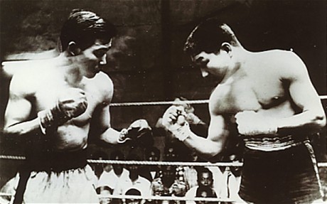 Ông Iwao Hakamada (phải) trước thời điểm bị bắt.