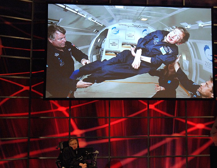 Stephen Hawking trải nghiệm cảm giác du hành vũ trụ trên một chiếc máy bay được thiết lập ở tình trang không trọng lượng.