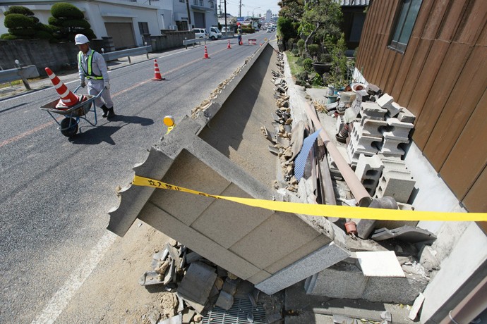 Hiện trường sau vụ động đất tấn công miền Tây Nhật Bản hôm 13/4.