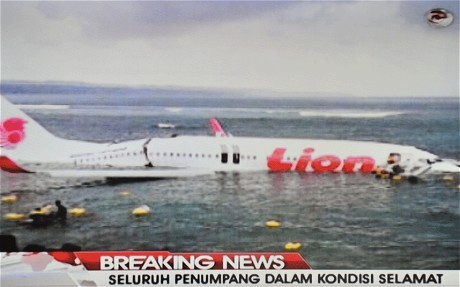 Chiếc máy bay bị gãy gần đuôi sau khi gặp nạn. May mắn là vùng nước nông nên không gây ra thiệt hại nghiêm trọng về người.