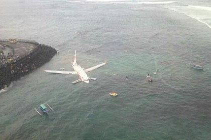 Chiếc máy bay chở khách lao xuống biển sau khi bị chệch khỏi đường băng.