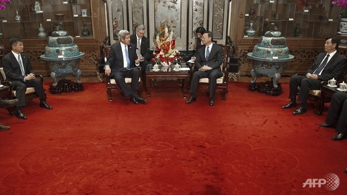 Ngoại trưởng Mỹ John Kerry (giữa, bên trái) hội đàm với Dương Khiết Trì, Ủy viên Quốc vụ viện Trung Quốc