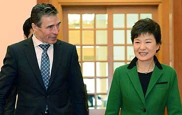 Tổng thống Hàn Quốc Park Geun Hye (phải).