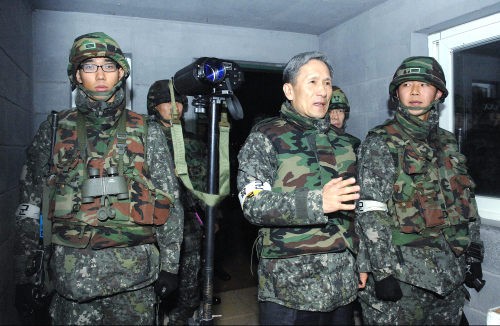 Bộ trưởng Quốc phòng Hàn Quốc Kim Kwan-jin (giữa).