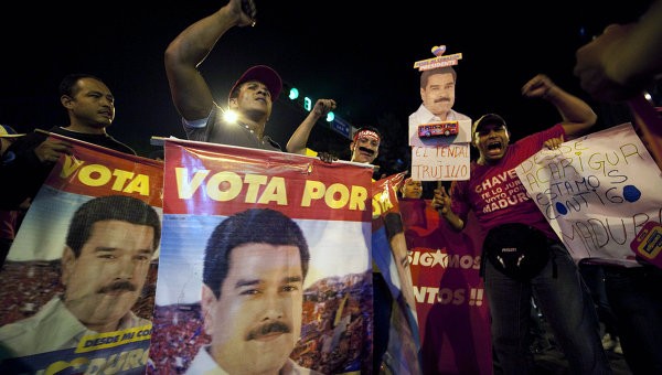 Những người ủng hộ người kế nhiệm của cố Tổng thống Hugo Chavez đổ ra đường ăn mừng sau khi có kết quả bầu cử cho biết ông Maduro đã giành chiến thắng.