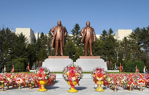 Lễ dâng hoa trước tượng đài 2 cố lãnh đạo Triều Tiên tại Bình Nhưỡng.