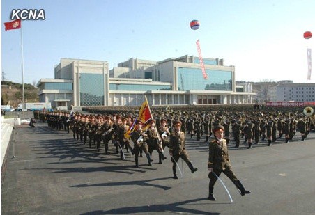 Dự kiến, Triều Tiên sẽ tiến hành lễ diễu binh biểu dương lực lượng với các loại vũ khí của mình tiếp sau lễ dâng hoa.