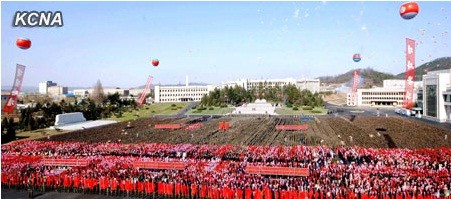 Người dân và quân đội Triều Tiên tập trung tại quảng trường Kim Nhật Thành ở trung tâm Bình Nhưỡng từ sáng sớm hôm nay 15/4 để tham gia lễ viếng các cố nhà lãnh đạo.