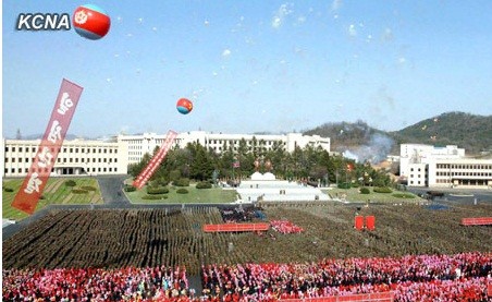 Sắc đỏ và màu quân phục rợp quảng trường trung tâm ở thủ đô Bình Nhưỡng.