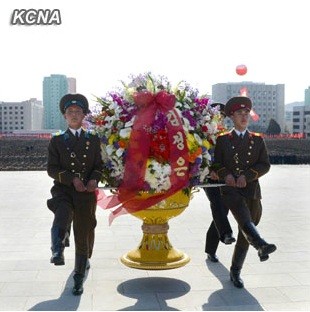 Một trong hai lẵng hoa lớn của nhà lãnh đạo Kim Jong-un dâng lên 2 nhà lãnh đạo tiền nhiệm và đồng thời là ông nội và cha của mình.