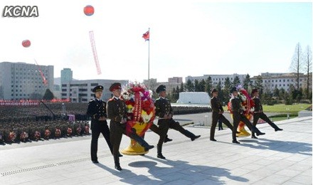 Hai lẵng hoa lớn của nhà lãnh đạo Kim Jong-un có ghi dòng chữ "Đồng chí Kim Nhật Thành và Kim Jong-il sẽ sống mãi trong lòng chúng ta".