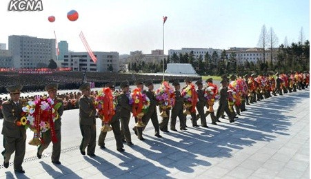 Quân đội Triều Tiên dâng hoa kỷ niệm 101 năm ngày sinh cố Chủ tịch Kim Nhật Thành.