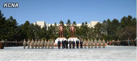 Các nhà lãnh đạo cấp cao Triều Tiên chụp ảnh lưu niệm trước hai bức tượng đồng chân dung của 2 cố lãnh đạo.