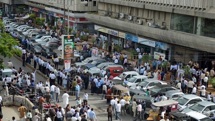 Người dân Karachi (Pakistan) đổ ra đường vì sợ hãi các rung chấn.