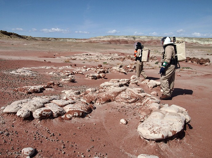 Phi hành đoàn MDRS khám phá bề mặt sa mạc ở Utah giống như trên sao Hỏa.