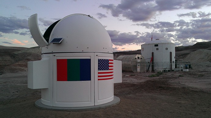 Trạm được trang bị với một kính thiên văn Celestron 14-inch CGE1400.