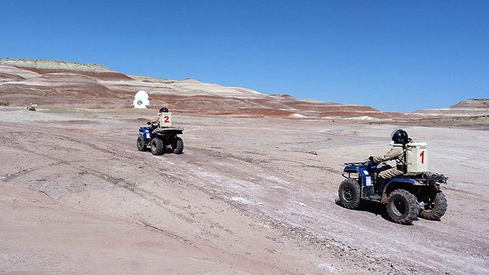 Phi hành đoàn MDRS lái xe ATV mô phỏng hành trình khám phá bề mặt sao Hỏa.