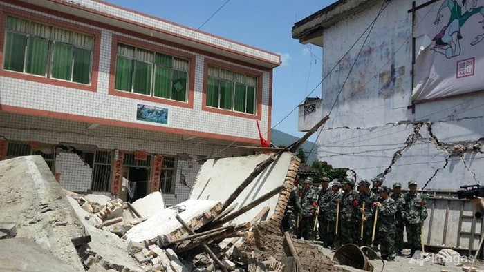 Cảnh đổ nát sau khi động đất tấn công Tứ Xuyên.