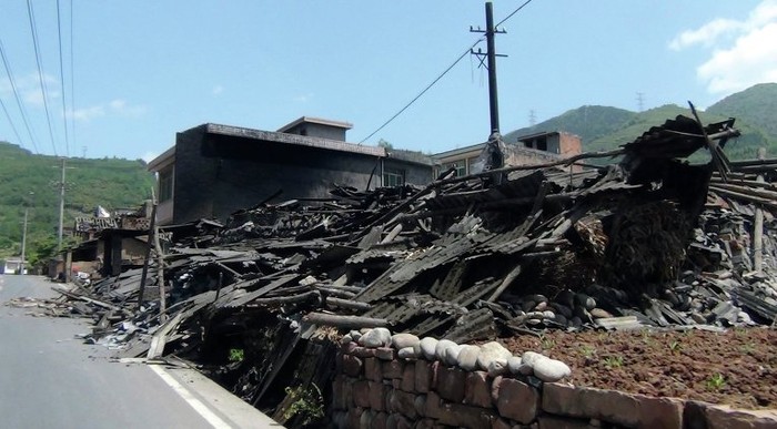 Một ngôi nhà bị cháy rụi do động đất.