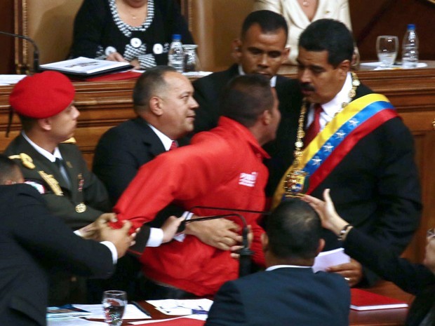 Ông Maduro bị một người đàn ông áo đỏ lao lên cướp micro trong lễ tuyên thệ nhậm chức Tổng thống
