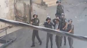 Cảnh thiếu niên Palestine bị cưỡng ép làm lá chắn sống.