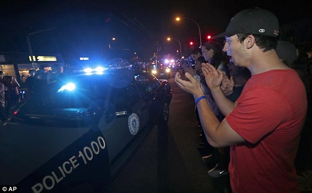 Người dân Boston đứng hai bên đường ca ngợi cảnh sát và nhân viên an ninh.