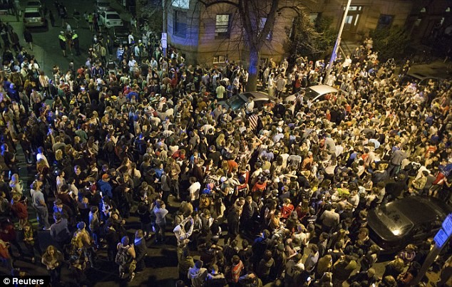 Người dân Boston đổ đến nơi vây bắt nghi phạm chúc mừng những người cảnh sát.
