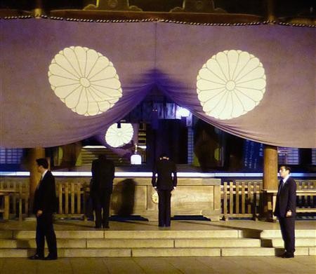 Bộ trưởng Tài chính Nhật Bản Taro Aso (thứ 2 bên trái) thăm đền Yasukuni ở Tokyo hôm 21/4.
