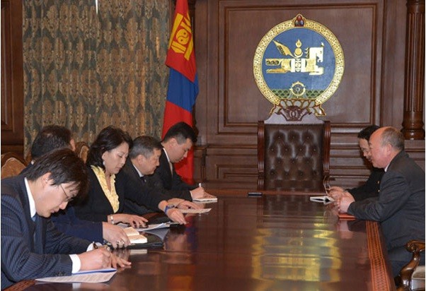 Phái đoàn Triều Tiên (phải) hội đàm với phái đoàn Mông Cổ trong chuyến thăm Mông Cổ hồi tháng 2/2013. Ảnh infomongolia.com