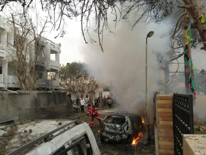 Lực lượng cứu hỏa được điều tới hiện trường dập lửa.