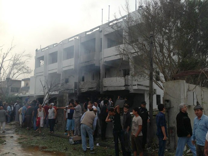 Người dân Tripoli tập trung trước hiện trường vụ đánh bom.