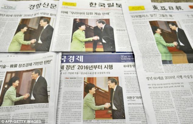Bức ảnh xuất hiện trên trang nhất của một loạt tờ báo ở Hàn Quốc kèm theo những lời chỉ trích.