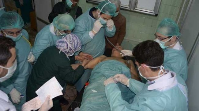 Các bác sĩ đang cố gắng cứu một người bị ngộ độc sarin tại Aleppo.
