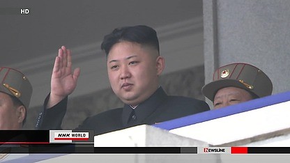 Nhà lãnh đạo Triều Tiên Kim Jong-un mỉm cười và chào các binh sĩ diễu binh trước lăng Kumsusan.