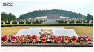 Vòng hoa tại nghĩa trang liệt sĩ cách mạng Triều Tiên.