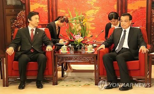Bộ trưởng Ngoại giao Hàn Quốc (trái) gặp Thủ tướng Trung Quốc Lý Khắc Cường.