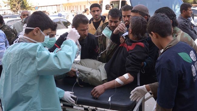 Một người đàn ông được đưa tới bệnh viện Khan al-Assal, nam Aleppo hôm 19/3/2013 để cấp cứu vì tình nghi ngộ độc sarin.
