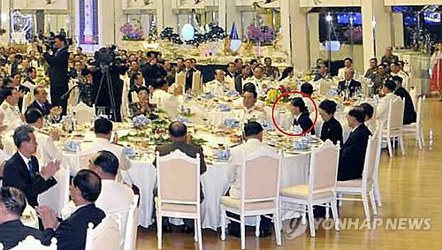 Cô gái trẻ (khoanh tròn đầu) được cho là em gái của ông Kim Jong-un tham gia bữa tiệc mừng kỷ niệm 81 năm ngày thành lập Quân đội Nhân dân Triều Tiên.