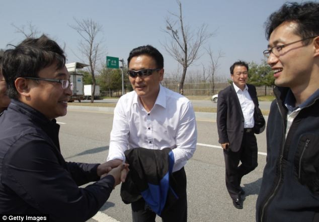 Công nhân Hàn Quốc trông rất hạnh phúc khi đến văn phòng quá cảnh liên Triều Tiên.