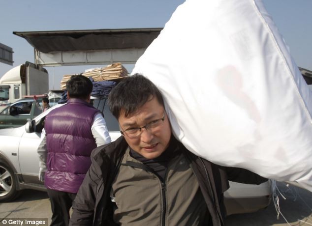 Người Hàn Quốc nhanh chóng bốc dỡ hàng hóa khi rời Kaesong.