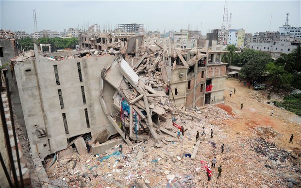 Hiện trường vụ sập nhà kinh hoàng giết chết hơn 340 người tại Bangladesh.