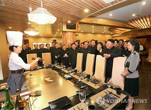 Vợ chồng nhà lãnh đạo Kim Jong-un (bên phải) thăm khu phức hợp y tế hiện đại mới khai trương.