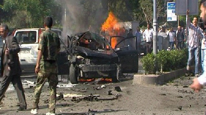 Một chiếc xe cháy đen sau vụ đánh bom.